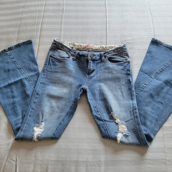 Size Small O'Neil Bellbottom Jeans. EUC. Like New. - Picture 7 of 7